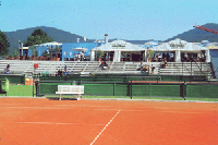 Tennisplatz mit Tribüne